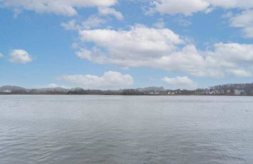 Gorgeous Waterfront 2 Bedroom 1 Bath Modern Home. - Foto 20