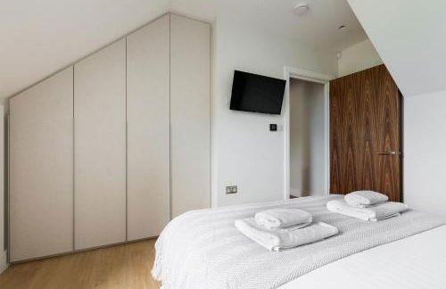 Elegant 2 Bed Flat with Balcony in Finchley - Photo 28