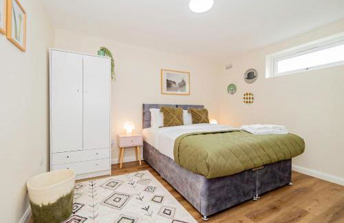 Modern 3-Bedroom 2-Bathroom Flat with Garden at Hanwell - Foto 12