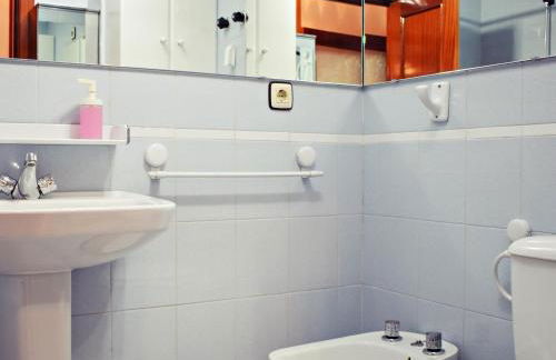 Amplio y luminoso apartamento cerca del centro y la playa con piscina y parking privado - Foto 37