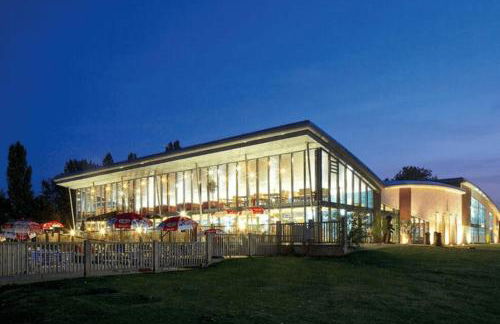 Cosy caravan in Billing Aquadrome - Photo 3