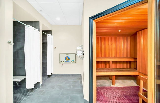 Modern 2BR Condo - With Pool Hot Tub - Photo 24