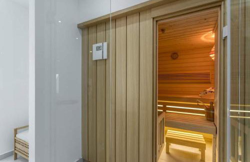 Luxe villa with pool, jacuzzi, and sauna - Foto 53