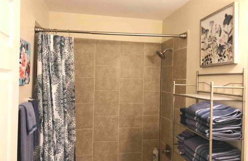 *Cool Crib * King Bed * Long Term Stays * Duke* - Foto 3