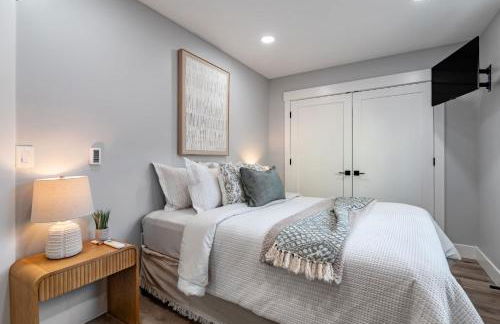 Spacious 3BR Home Sleeps 8 Private Backyard - Foto 14