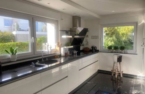 Villa Kaja by Maggie mit Pool, Kamin und traumhaftem Blick auf den Möhnesee - Foto 24