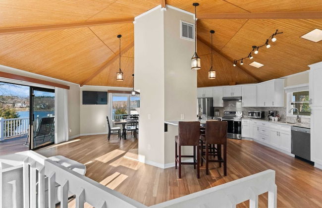 Pleasant Cove Waterfront Getaway With Fire Pit, Deck, and Lake Views - Foto 19