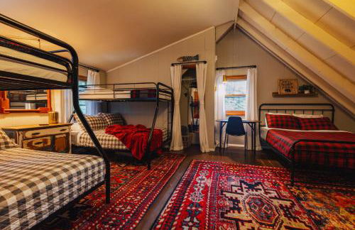 Family Pocono Gem by the lake with private sauna, hot tub, and huge game room - Foto 25