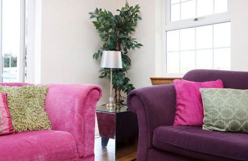 JOIVY Greenknowes Farmhouse with Hot Tub and Bar - Photo 9