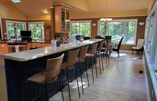 Woodshores Retreat - cozy retreat, hot tub, Lk MI - Photo 6