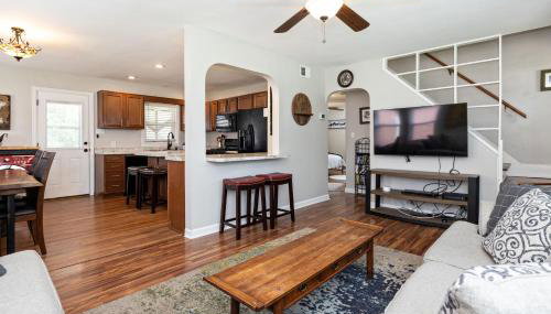 OPEN 4BR2BA Sleeps 8 Near Hwy Covered Deck - Foto 5