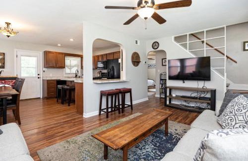 OPEN 4BR2BA Sleeps 8 Near Hwy Covered Deck - Foto 5