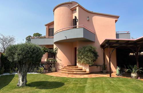 Villa con piscina e giardino a due passi dal mare. - Foto 3