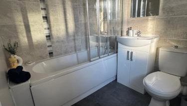 Oakleigh Way, Carlisle - 2 Bedroom, sleeps 4, Fully furnished - Foto 5, towels, Shower