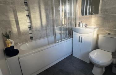 Oakleigh Way, Carlisle - 2 Bedroom, sleeps 4, Fully furnished - Photo 5