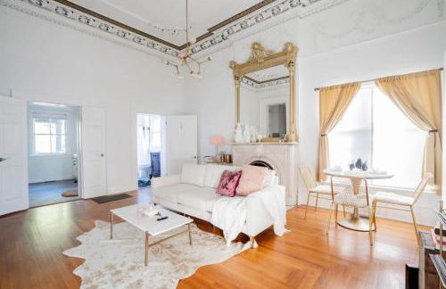 Walk to Stadiums & Downtown, Jet Tub, Historic Apt - Foto 10