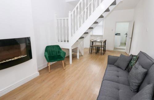 Holly House - Photo 4