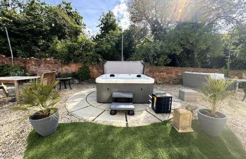 Cotswold Cheltenham, whole house with hot tub - Photo 16