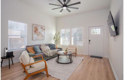 5BR3BA Minutes from the Action with Skyline Views - Foto 3