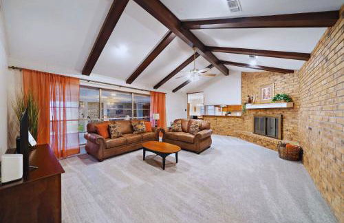 Relax and Play 3BR Retreat w Sunroom - Foto 7