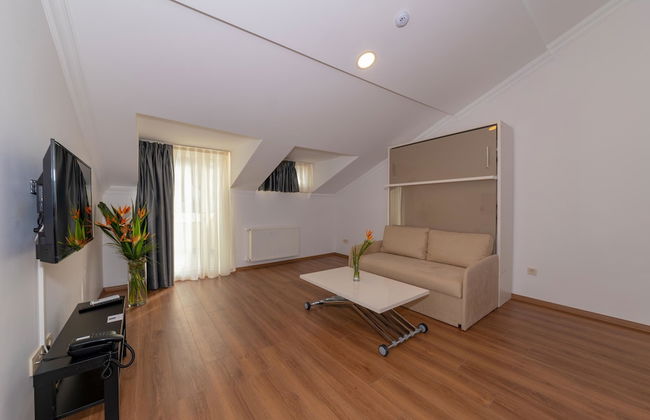 Joy Suites - Photo 39