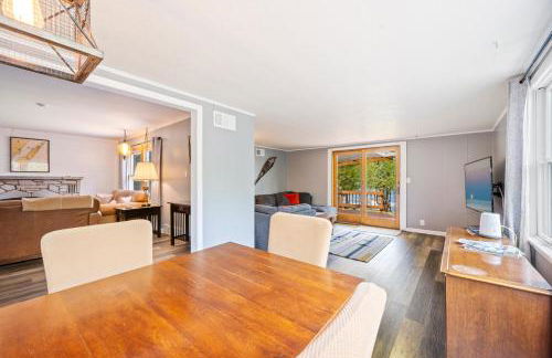 Yorita Manor - Lake Front Getaway! Dogs, Fire Pit & Deck - Photo 24