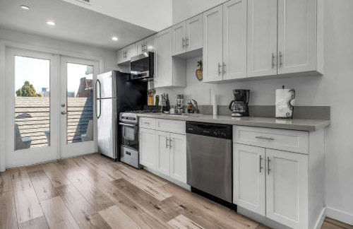 Modern 1 Bedroom Loft in Hollywood with Full Kitchen and Central AC Free Gated Parking - Photo 3