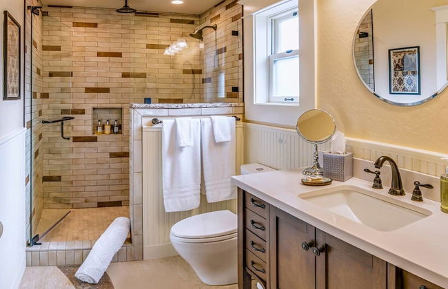 Redtail Suites ~ Entire Home ~ Sleeps 12 ~ Tesla Station - Foto 31