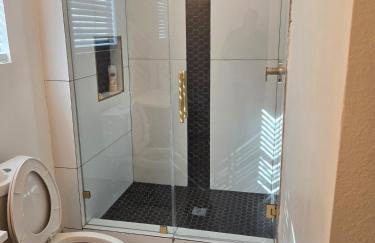 Modern B&W Coastal Retreat 2BR 2BA and Laundry - Foto 28