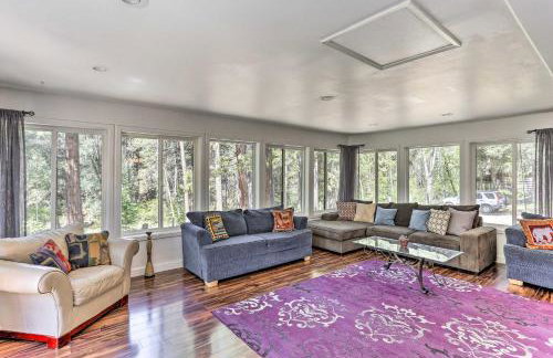 Vibrant Weaverville Escape with Deck and Creek! - Foto 5