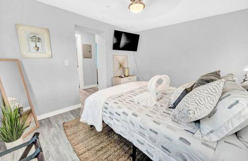 Sunset Dream Minutes from the Beach - Unit 8 - Photo 6