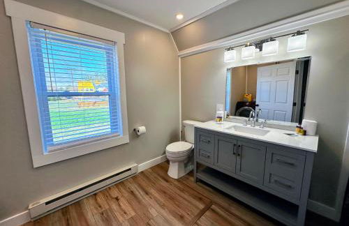 Renovated farmhouse on snowmobile trail with firepit & mountain views, 10 min from Bretton Woods! - Foto 41