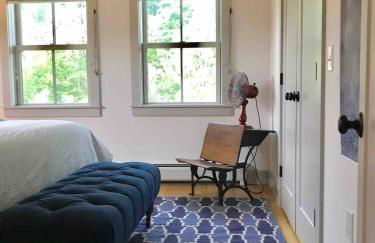 Entire Enchanting, Light-Filled 1830 Farmhouse - Foto 45