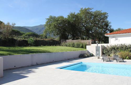 Modern 4 bedroom villa, air-conditioning, swimming pool, private gardens - Photo 20