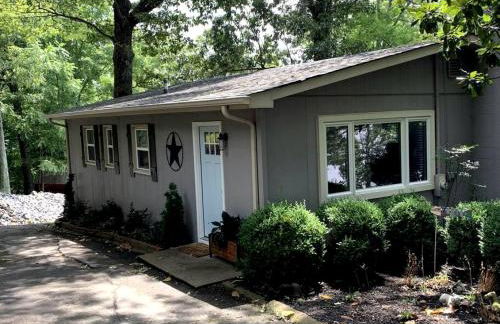 Inmerse in the Serenity of this Lakefront Cottage in Cadiz, Kentucky - Foto 7