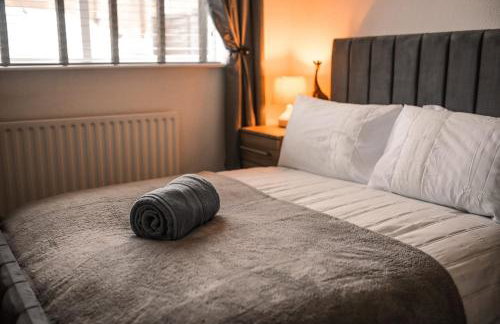 Detached Property With Secure Compound Parking - Foto 1