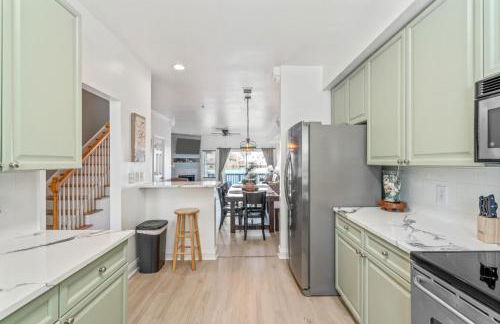 Sunset Serenity!!-Tropical Waterfront Oasis-Huge Private Patio-10Min to KingSt & Beaches - Foto 15