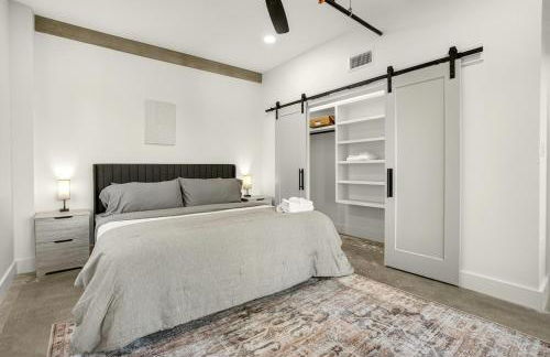 Chic Downtown Tulsa Beacon 2BR Stay - Foto 22