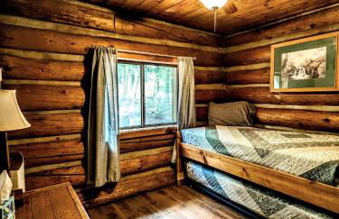 Charming Log Cabin in Tall Pines w Large Deck - Foto 22