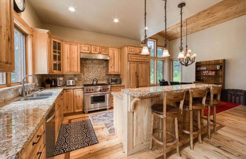 Truckee Timbers at Gray's Crossing by Tahoe Getaways - 4BR w Hot Tub, Ping Pong & EV - Foto 13