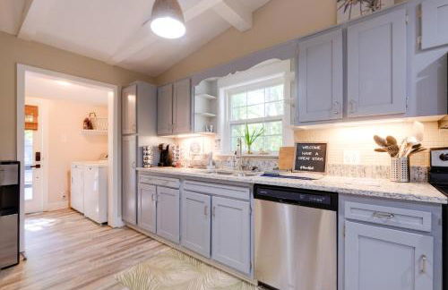 Adorable Beach Cottage with Hot Tub and Tropical Bar! - Foto 9