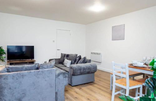 Spacious Home near Heathrow & Windsor with Parking - Photo 14