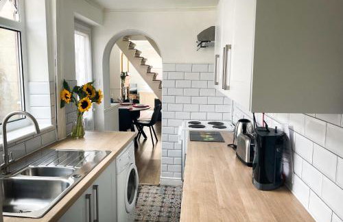 The Racecourse - Quaint Victorian Home With Free Parking - Foto 5