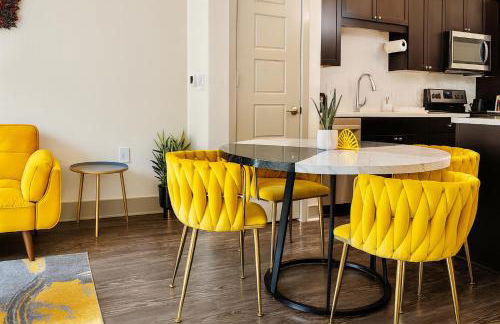 Lux Modern Apartment with Pool View & Prime Location - Foto 26