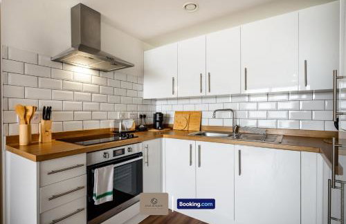 2BR Flat By Paul & Malin Properties Short Lets & Serviced Accommodation Salford - Foto 3