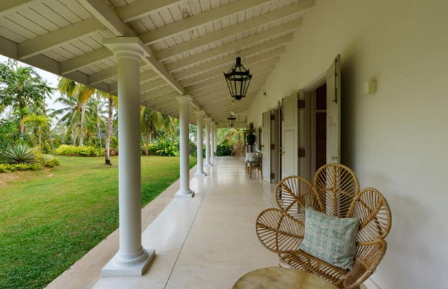 Cool and Contemporary Hilltop Villa With Ocean Views - Photo 37