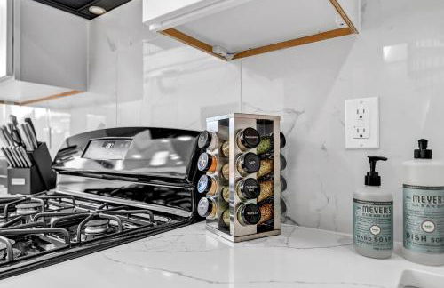 Stylish And Roomy Full House Dtwn - Photo 80