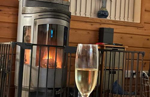 Luxury Peak District lodge, hot tub, log burner, nr lake - Photo 9