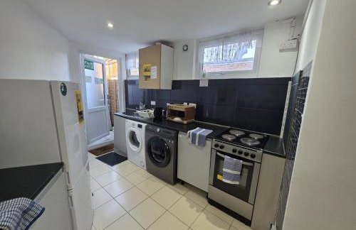 Spacious 3-Bedroom Apartment Near Stratford, 1 Minute From Train Station - Foto 27