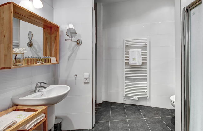 4 Arts Apartments by Adrez Living - Photo 32